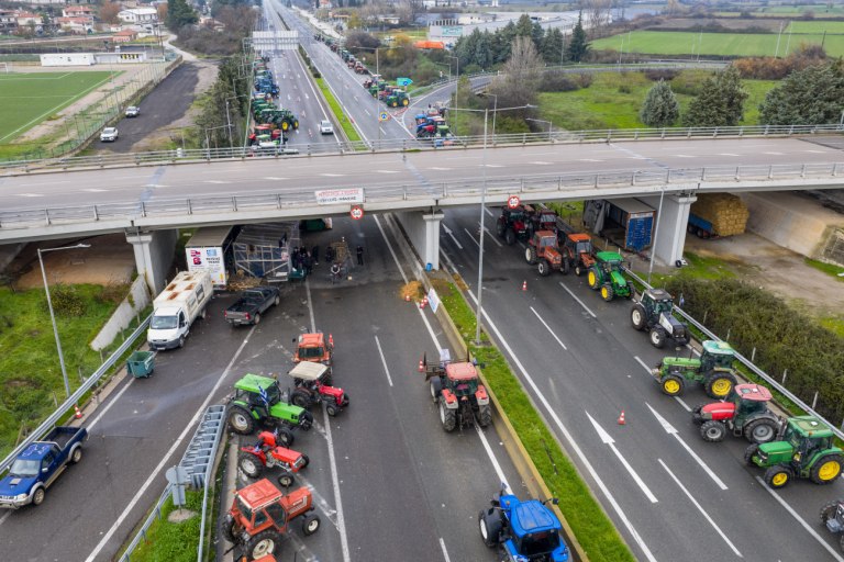 Σε θέσεις μάχης οι αγρότες: Συσκέψεις στα μπλόκα, αποφάσεις μέσα στο Σαββατοκύριακο – Αγωνία στο Μαξίμου