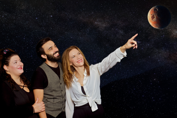 H «Κέλλυ», μια αυτοσαρκαστική και συγκινητική ιστορία ενηλικίωσης της Βασιλικής Βλάχου έρχεται στο Θέατρο 104