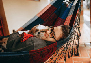 Πώς μπορούμε να επικοινωνήσουμε με έναν τυφλό σκύλο