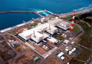 Δέκα πέντε χρόνια μετά τη Φουκουσίμα, η Ιαπωνία ξαναβάζει μπρος το μεγαλύτερο πυρηνικό εργοστάσιο του κόσμου