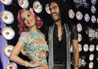 Αναίτια επίθεση του Ράσελ Μπραντ στην Κέιτι Πέρι: «Εντάξει ο Ορλάντο Μπλουμ, αλλά ο Τζάστιν Τριντό είναι μαριονέτα»