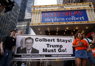 Τραμπ: Νέες εμπρηστικές επιθέσεις κατά εκπομπών και τηλεοπτικών δικτύων – Απειλεί με ανάκληση άδειας