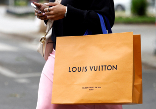 Πουλάνε τα δώρα των Χριστουγέννων για να ξεπληρώσουν τα δάνεια