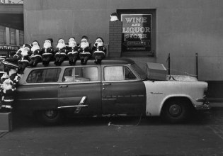 Καλά Χριστούγεννα στις κυρίες, τους κυρίους και τους Αγιοβασίληδες του μόχθου