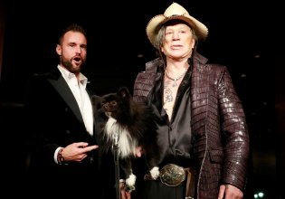 Έκπτωτος Μίκι Ρουρκ: Μετά τον ομοφοβικό οχετό, αντιμέτωπος με έξωση για χρέη χιλιάδων σε ενοίκια