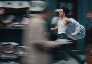 Στο «Marty Supreme» ο Τιμοτέ Σαλαμέ είναι ένα original παιδί του δρόμου – Οι ουλές, οι χαρακιές και οι φακίδες