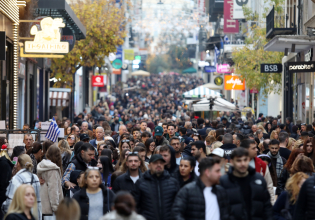 Κυριακή με ανοιχτά μαγαζιά: ​Κοσμοπλημμύρα στο κέντρο της Αθήνας για τα δώρα των εορτών
