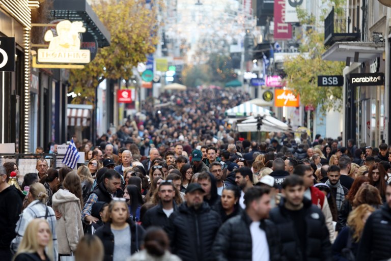 Κυριακή με ανοιχτά μαγαζιά: ​Κοσμοπλημμύρα στο κέντρο της Αθήνας για τα δώρα των εορτών