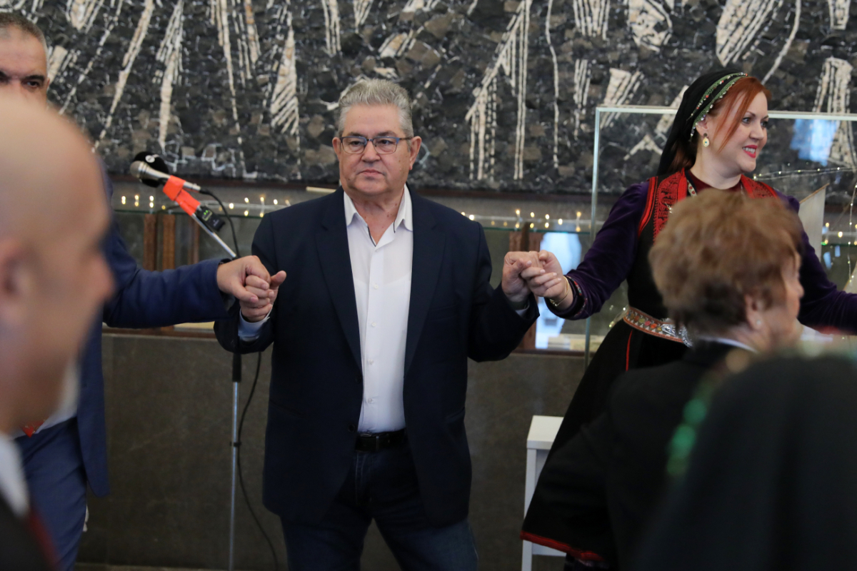 Άκουσε τα κάλαντα και έσυρε τον χορό ο Κουτσούμπας – «Η σκέψη μας είναι στους αγώνες εργατών και αγροτών»