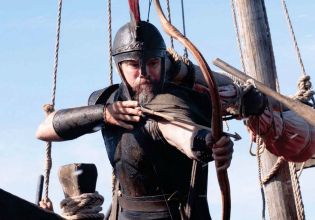 Ο Ματ Ντέιμον παλεύει με τα κύματα στην «Οδύσσεια» του Κρίστοφερ Νόλαν