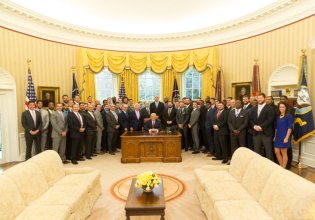 Από την εκλογή Τραμπ έως τις εξεγέρσεις της γενιάς Ζ – Τα 10 γεγονότα που σημάδεψαν το 2025