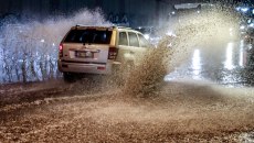 Σφυροκοπάει η κακοκαιρία Byron – Πού καταγράφονται τα μεγαλύτερα ύψη βροχής