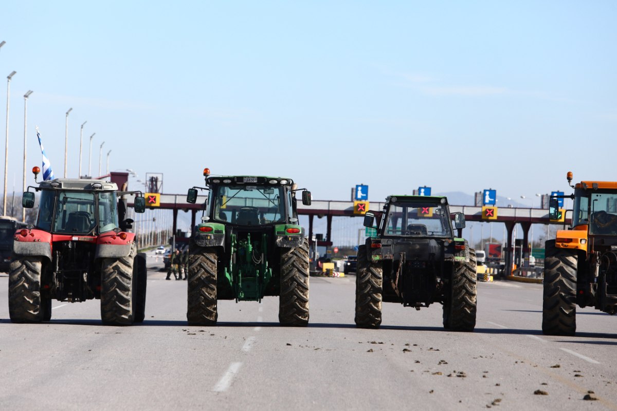 Αγρότες: Αιφνιδιαστικό μπλόκο στα Μάλγαρα και συμβολικός αποκλεισμός των διοδίων – Ένταση στα δικαστήρια της Λάρισας