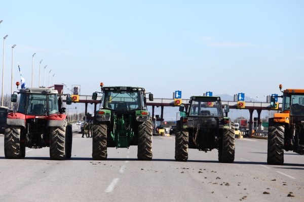 Αγρότες: Αιφνιδιαστικό μπλόκο στα Μάλγαρα και συμβολικός αποκλεισμός των διοδίων – Ένταση στα δικαστήρια της Λάρισας