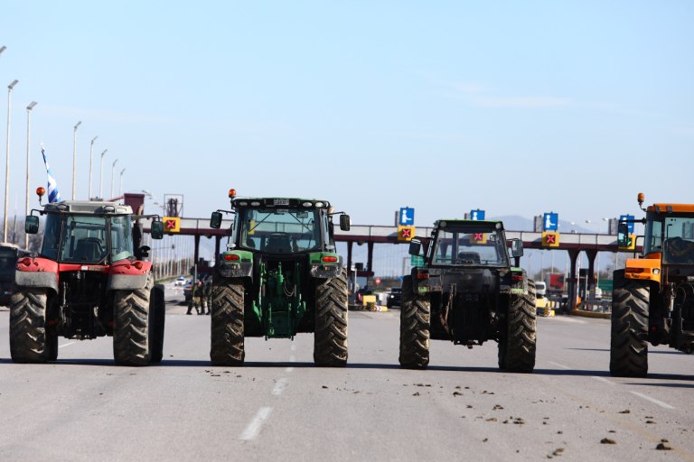 Αγρότες: Αιφνιδιαστικό μπλόκο στα Μάλγαρα και συμβολικός αποκλεισμός των διοδίων – Ένταση στα δικαστήρια της Λάρισας
