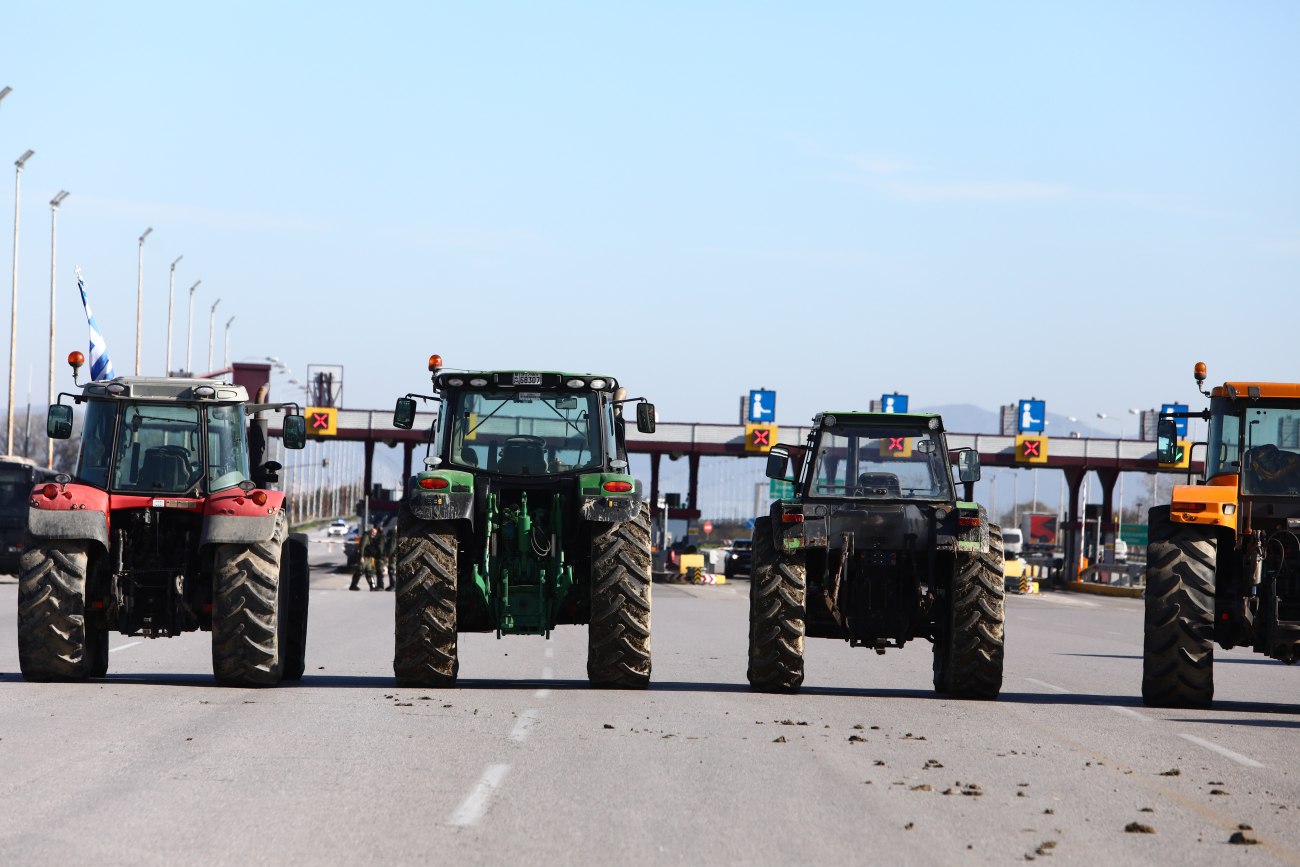 Αγρότες: Αιφνιδιαστικό μπλόκο στα Μάλγαρα και συμβολικός αποκλεισμός των διοδίων – Ένταση στα δικαστήρια της Λάρισας
