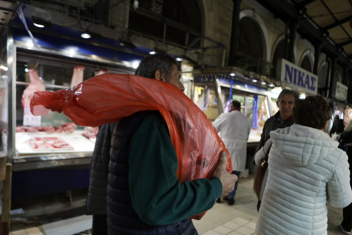 Tι ψώνισαν οι Έλληνες στις γιορτές: Το χριστουγεννιάτικο τραπέζι «κατάπιε» πάνω από το 1/3 των δαπανών