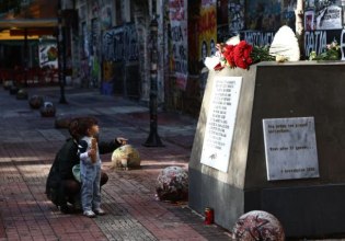 Αλέξης Γρηγορόπουλος: Λουλούδια στο σημείο που δολοφονήθηκε στα Εξάρχεια