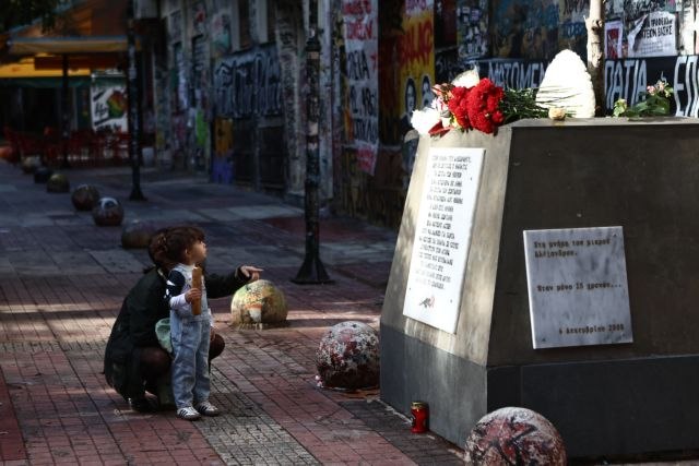 Αλέξης Γρηγορόπουλος: Λουλούδια στο σημείο που δολοφονήθηκε στα Εξάρχεια