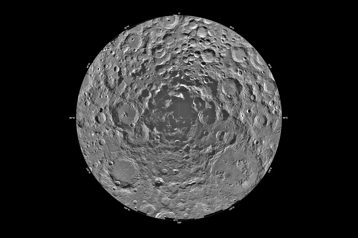 Μονίμως σκιασμένοι κρατήρες στον νότιο πόλο της Σελήνης εκτιμάται ότι κρύβουν μεγάλες ποσότητες νερού (NASA/JPL/USGS)