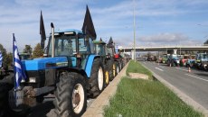 Γιορτές στα μπλόκα με ανοιχτά διόδια, λένε οι αγρότες – Με δικογραφία απαντά η κυβέρνηση