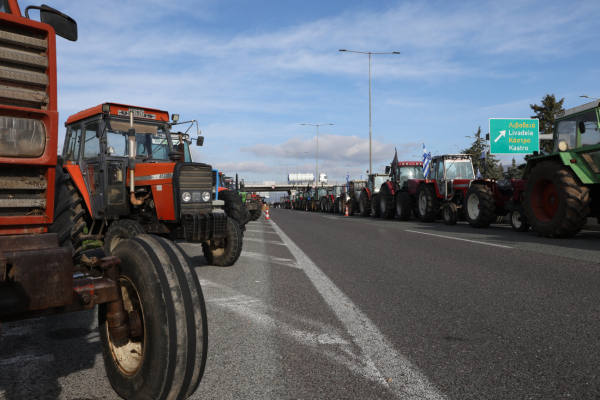 Αγρότες: 20 μέρες στους δρόμους και συνεχίζουν – Στριμωγμένη η κυβέρνηση ψάχνει διέξοδο