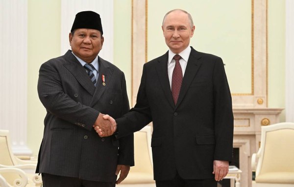 Deals σε ενέργεια και άμυνα εξετάζουν η Ρωσία με την Ινδονησία