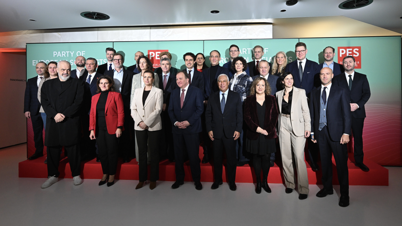 εικόνα που δείχνει τον Νίκο Ανδρουλάκη, δεξιά, στην καθιερωμένη φωτογραφία με τους ηγέτες της ομάδας των ευρωπαίων σοσιαλιστών (PES)