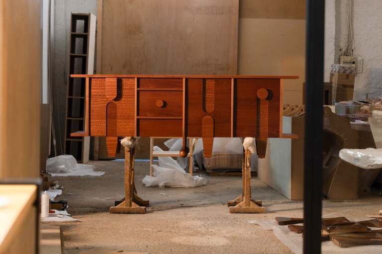 Το 1924 ο Ιάκωβος Συρίγος ίδρυσε το ισόγειο κατάστημά του σε ένα διώροφο νεοκλασικό της οδού Πατησίων