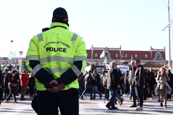 Αγρότες: Έφτασαν τα τρακτέρ στο λιμάνι της Θεσσαλονίκης – Λουκέτο στην πύλη είχε βάλει η ΕΛ.ΑΣ.