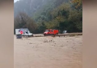 Κακοκαιρία Byron: Η στιγμή που η Πυροσβεστική απεγκλωβίζει οδηγό στην Ανατολική Μάνη