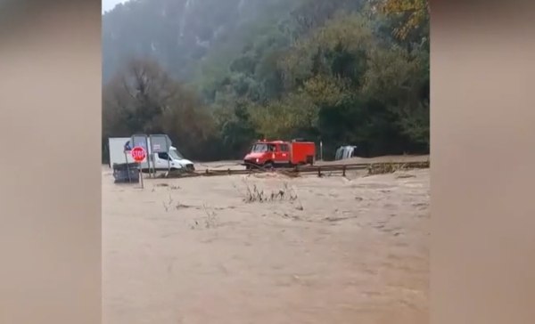 Κακοκαιρία Byron: Η στιγμή που η Πυροσβεστική απεγκλωβίζει οδηγό στην Ανατολική Μάνη