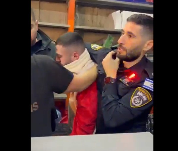 Ισραήλ: Η αστυνομία έκανε έφοδο σε χριστουγεννιάτικο πάρτι και συνέλαβε Παλαιστίνιο που είχε ντυθεί Άγιος Βασίλης