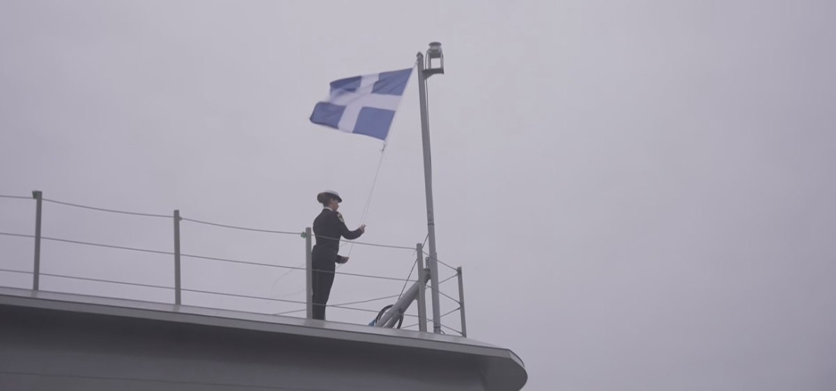 Υψώθηκε η ελληνική σημαία στη φρεγάτα «ΚΙΜΩΝ» – Ξεκινά μία νέα εποχή ισχύος για το Πολεμικό Ναυτικό