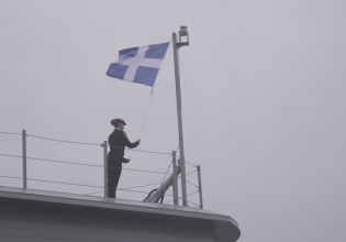 Υψώθηκε η ελληνική σημαία στη φρεγάτα «ΚΙΜΩΝ» – Ξεκινά μία νέα εποχή ισχύος για το Πολεμικό Ναυτικό