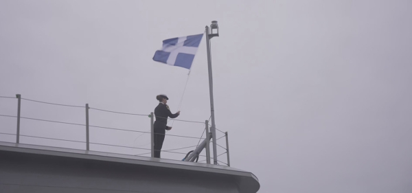 Υψώθηκε η ελληνική σημαία στη φρεγάτα «ΚΙΜΩΝ» – Ξεκινά μία νέα εποχή ισχύος για το Πολεμικό Ναυτικό