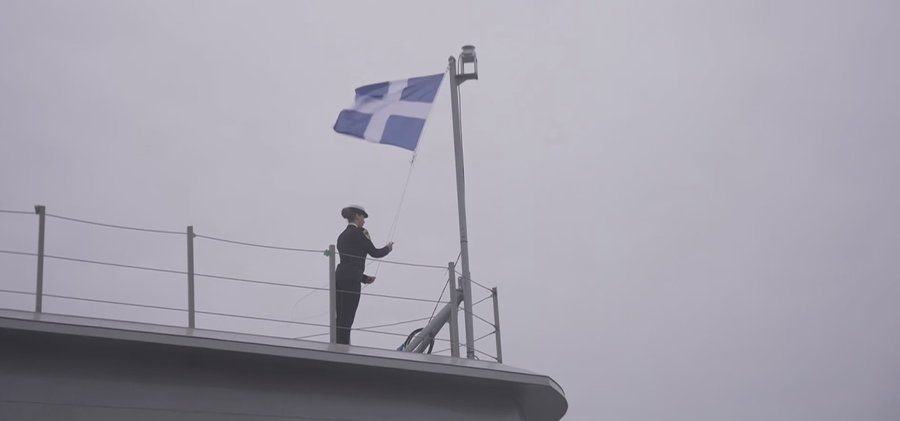 Υψώθηκε η ελληνική σημαία στη φρεγάτα «ΚΙΜΩΝ» – Ξεκινά μία νέα εποχή ισχύος για το Πολεμικό Ναυτικό