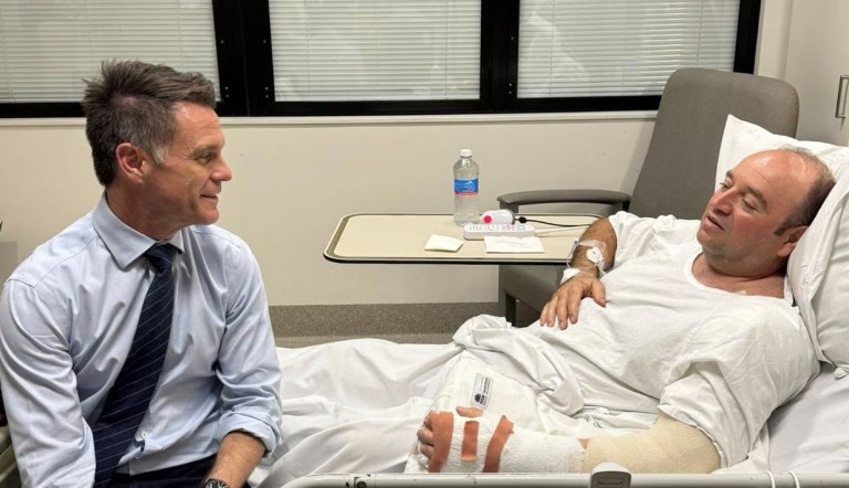 «Ήταν θέμα συνείδησης»: Ποιος είναι ο Άχμεντ αλ Άχμεντ, ο ήρωας που αφόπλισε τον δράστη της επίθεσης στο Μποντάι