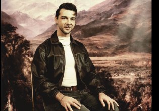 «Δύο ή τρία πράγματα που ξέρω γι’ αυτόν»: Το νέο έργο του Ανέστη Αζά, στο Θέατρο Προσκήνιο