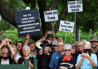 «Η βιογραφία του Ντόναλντ Τραμπ για παιδιά» σε πακέτο καλωσορίσματος λευκών Νοτιοαφρικάνων προσφύγων στις ΗΠΑ