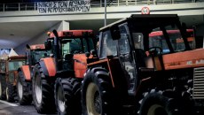 Αγρότες: «Απόβαση» των τρακτέρ από ξηρά και θάλασσα – «Ας έρθουν να μας συλλάβουν»