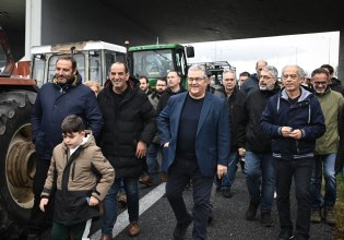 Κουτσούμπας: Στηρίζουμε τον δίκαιο αγώνα των αγροτών – Επίσκεψη στο μπλόκο της Νίκαιας στη Θεσσαλία