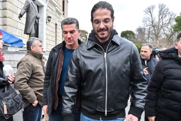 Αρης Μουγκοπέτρος: «Φοβάμαι να τον αφήσω μόνο με τα παιδιά μου», καταγγέλλει η εν διαστάσει σύζυγός του