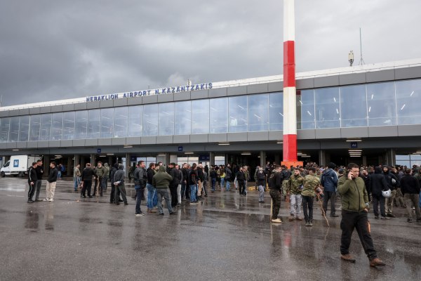 Κλειστό το αεροδρόμιο Ηρακλείου – Αποφασίζουν οι αγρότες