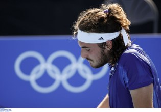 Οταν ο Τσιτσιπάς έδωσε για δίπλωμα το 2021 και κόπηκε – Είχε αγοράσει Τesla και δεν μπορούσε να το οδηγήσει