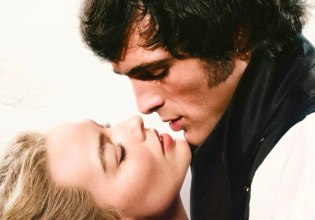 «Είναι ο Ντάνιελ Ντέι-Λιούις της γενιάς μας» – H Μάργκοτ Ρόμπι για τον Τζέικομπ Έλορντι στα Ανεμοδαρμένα Ύψη