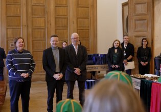 Έψαλαν τα κάλαντα στον Χάρη Δούκα – «Το 2026 αφετηρία για μία Αθήνα πιο ανθρώπινη»