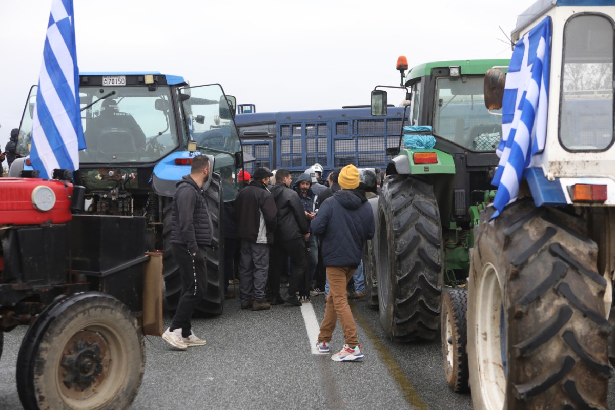 ΠΑΣΟΚ: Ο Μητσοτάκης επιφύλαξε στους έντιμους αγρότες μειωμένες ενισχύσεις, μη αναθεώρηση ΕΛΓΑ και «γαλάζιες» ακρίδες στον ΟΠΕΚΕΠΕ