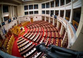 ΙΝΕΔΙΒΙΜ: Οσμή σκανδάλου με «γαλάζια» απόχρωση – «Καταιγίδα» αποκαλύψεων, απολογούμενη η κυβέρνηση