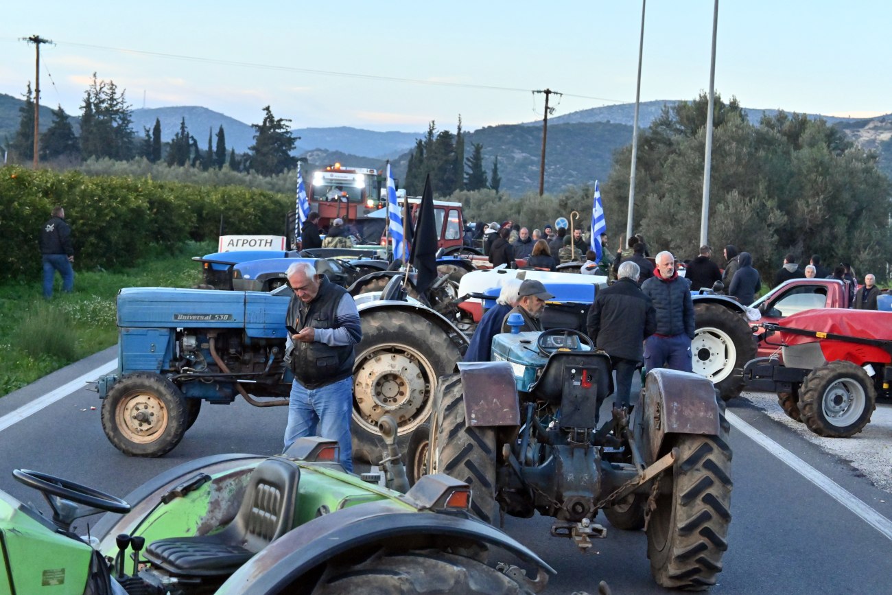 Αγρότες: «Η μόνη υπόλογη για τα μπλόκα είναι η κυβέρνηση» – Αντιπολιτευτικά πυρά